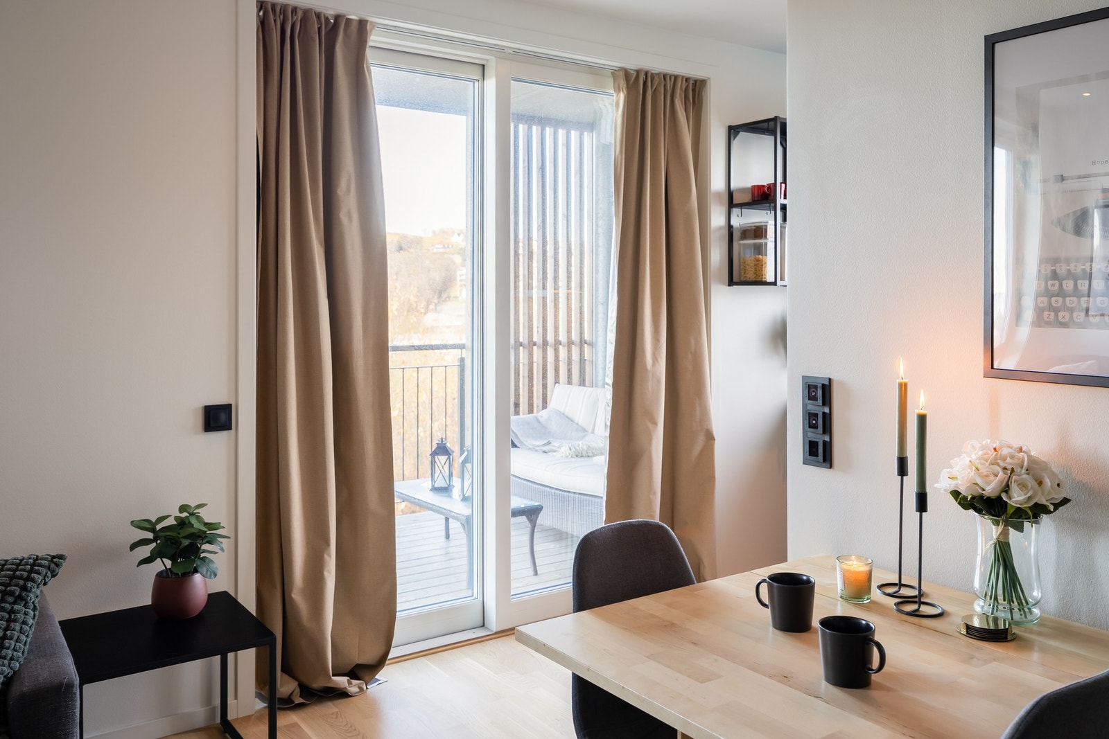 Det er utgang til en stor og vestvendt balkong mellom kjøkken og stuen Galleribilde