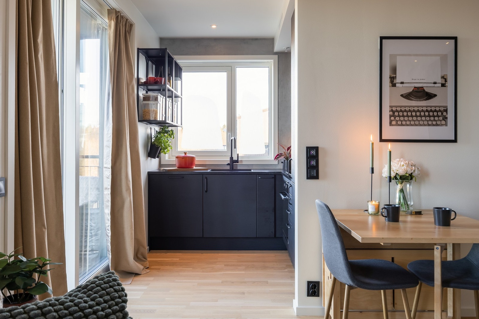 Adskilt kjøkkenkrok. Det er foliert på kjøkkenvegg Galleribilde