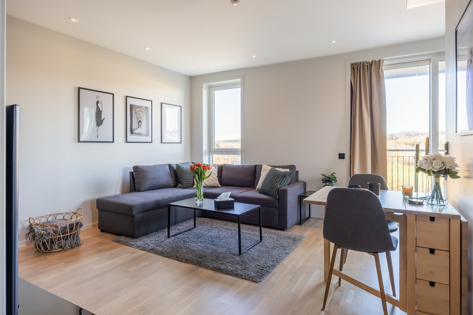 Stuen er romslig, på 17 kvm. Store vinduer gir godt med naturlig lysinnslipp Galleribilde