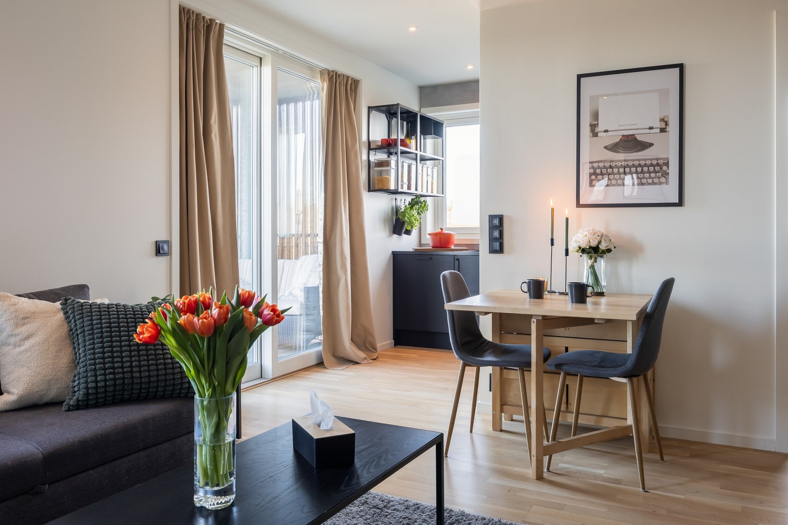 Fin spiseplass mellom stue og kjøkken. Galleribilde