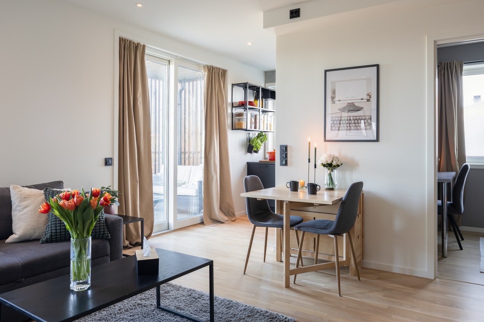 Balkongdørene gjør leiligheten ekstra lys og luftig Galleribilde