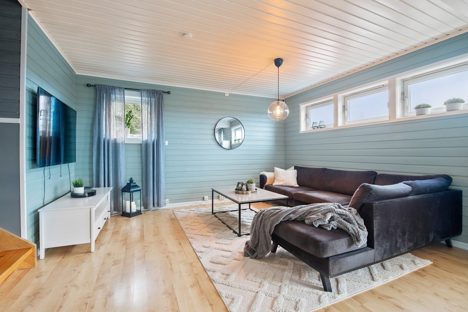 Stuen har en fleksibel utforming med god plass til en romslig sofagruppe. Galleribilde