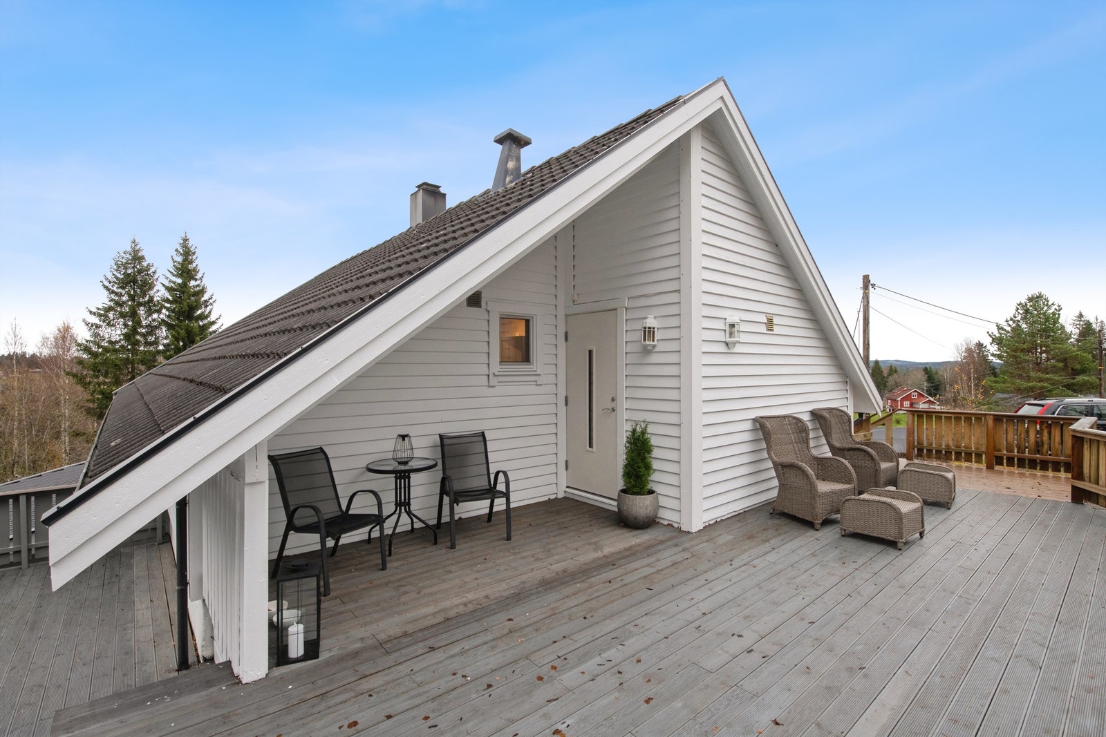 En stor terrasse rammer inn boligen og skaper et flott uterom med ly og ettermiddagssol. Her er også hovedinngangen plassert. Galleribilde