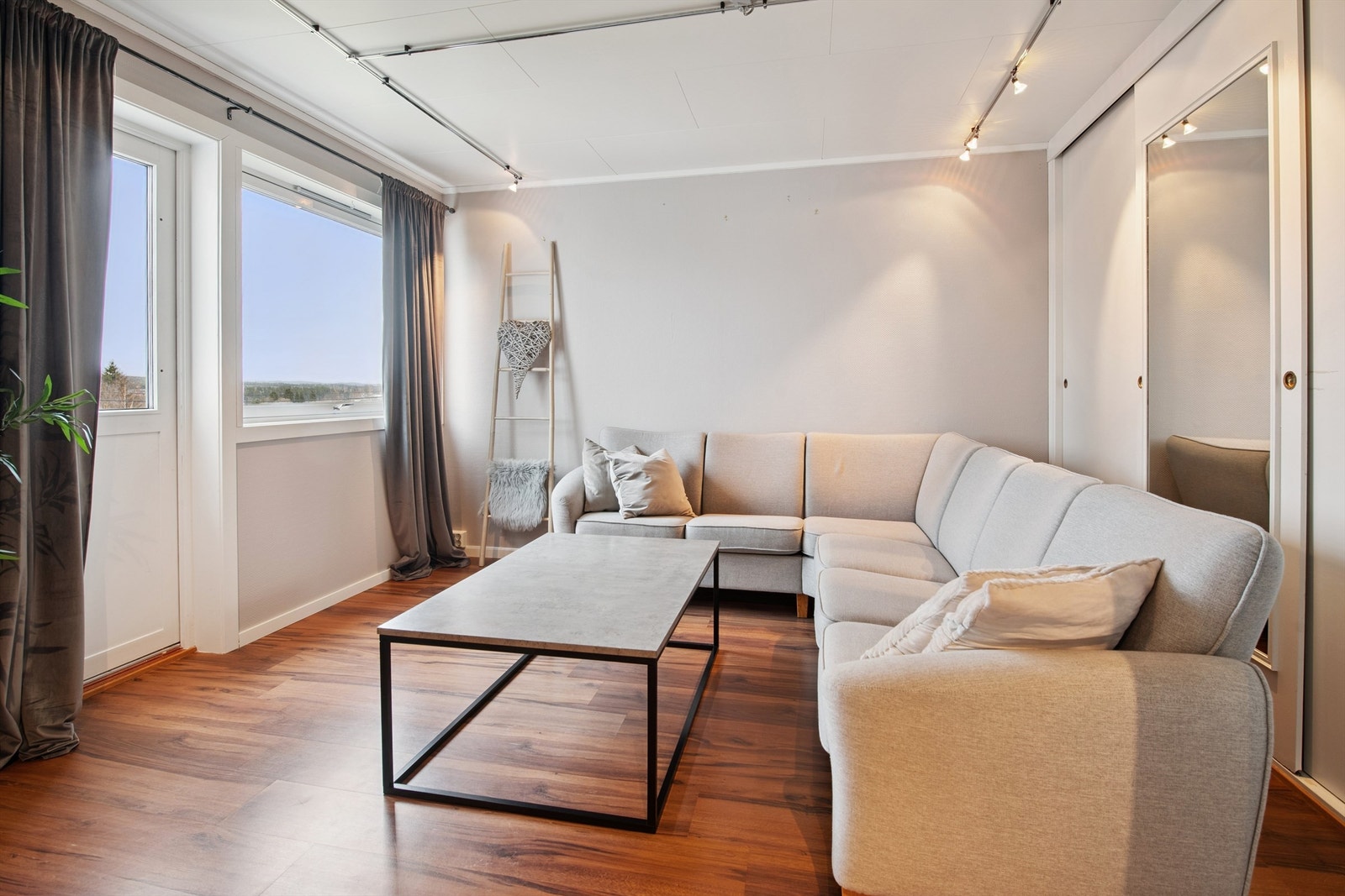 Stuen i sokkeletasjen har plass til en sofagruppe og utgang til terreng. Galleribilde