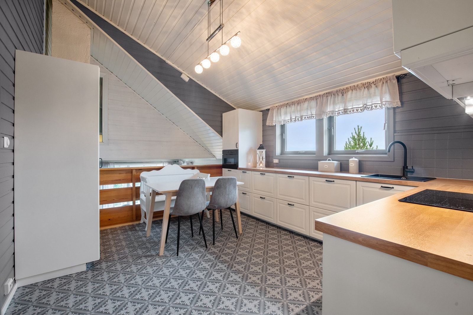 Kjøkkenet er gjennomført med tidsriktige material- og fargevalg. Galleribilde