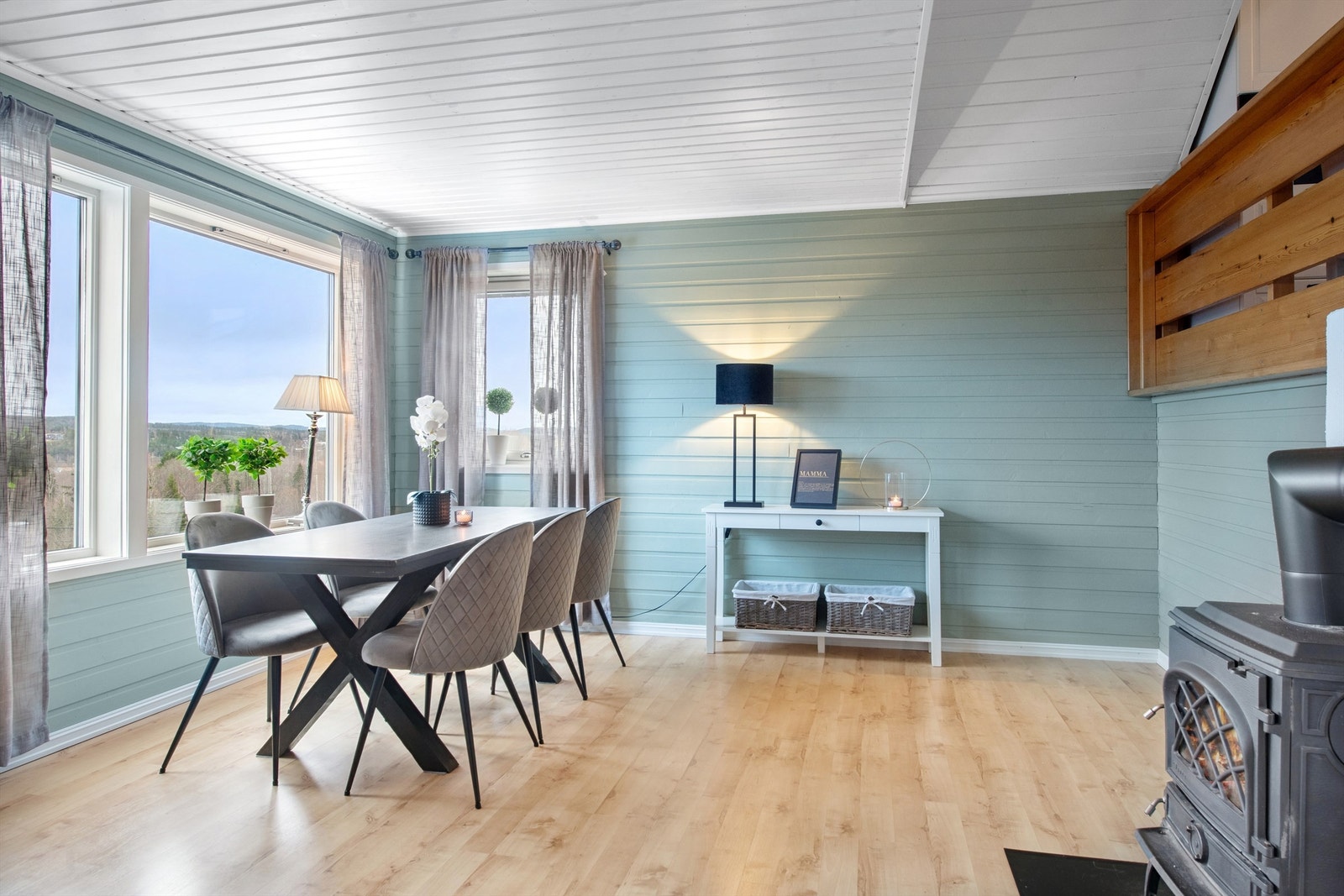 Spisestuen har plass til langbord og nyter godt av lysinnslipp fra store vindusflater. Galleribilde