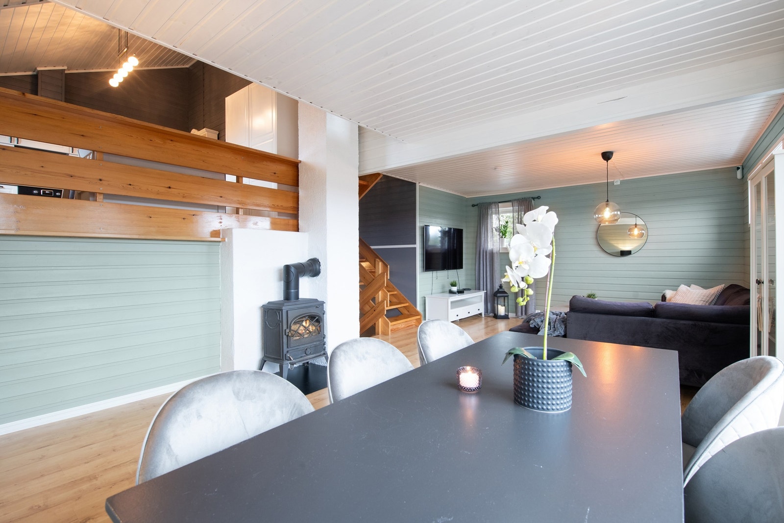 En kort trapp opp fra stuen finner du kjøkkenet, som er et eget sosialt rom. Galleribilde