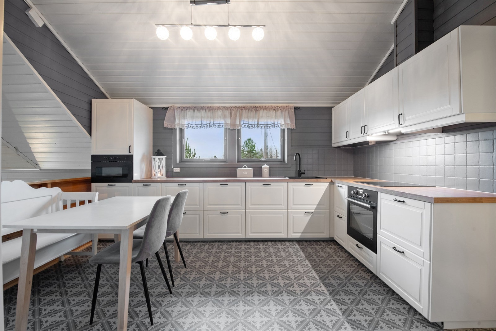 Fra det kombinerte vaskerommet/inngangspartiet er det et nyere kjøkken med rikelig med skap- og benkeplass, samt integrerte hvitevarer. Galleribilde