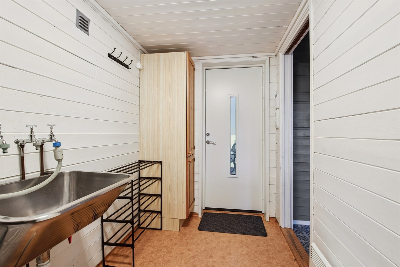 I dag benyttes denne inngangen som hovedinngang, med grovvask og vaskerom som gir funksjonalitet i hverdagen. Galleribilde