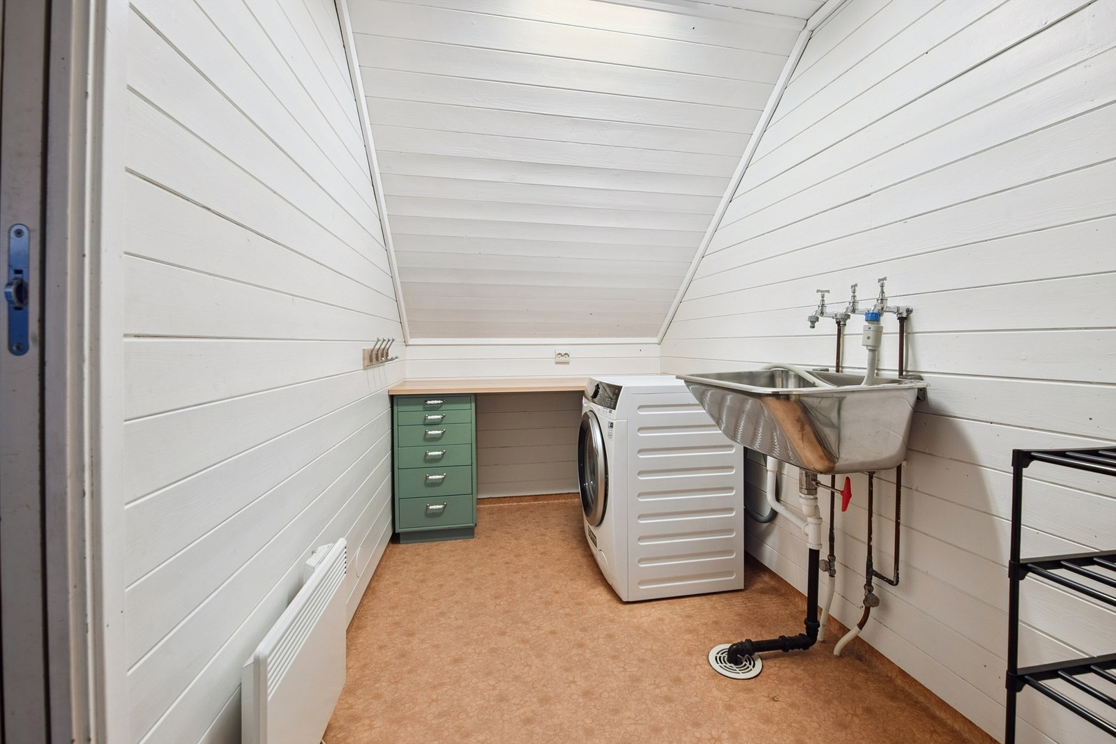 Boligen har et separat og praktisk vaskerom med utslagsvask og opplegg for vaskemaskin. Galleribilde