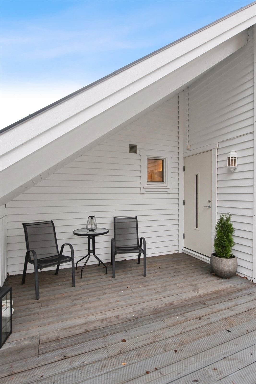 Hovedinngangen ligger skjermet til under et overbygd tak. Galleribilde