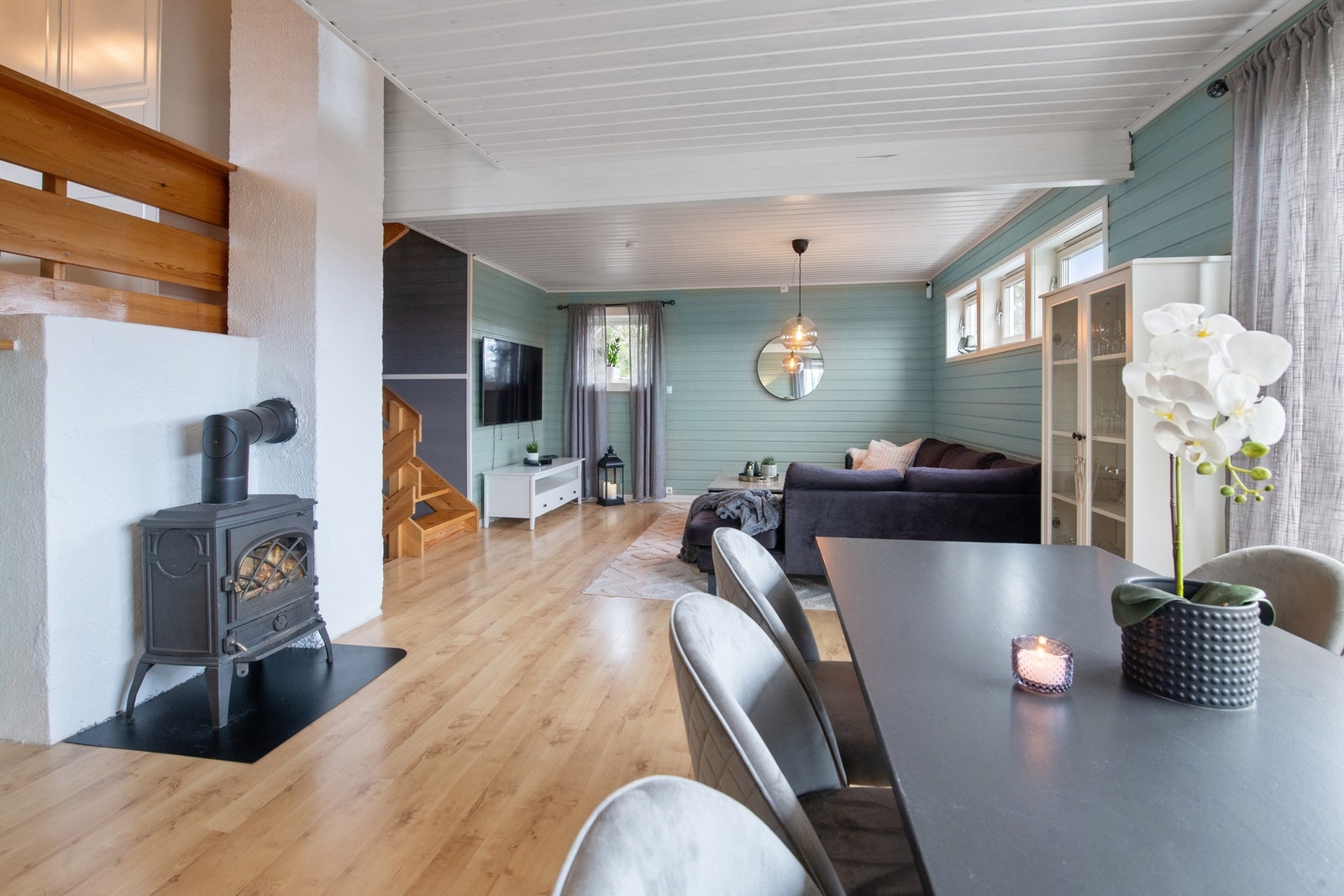 Vedovnen gir både varme og en hyggelig atmosfære i stuen. Galleribilde