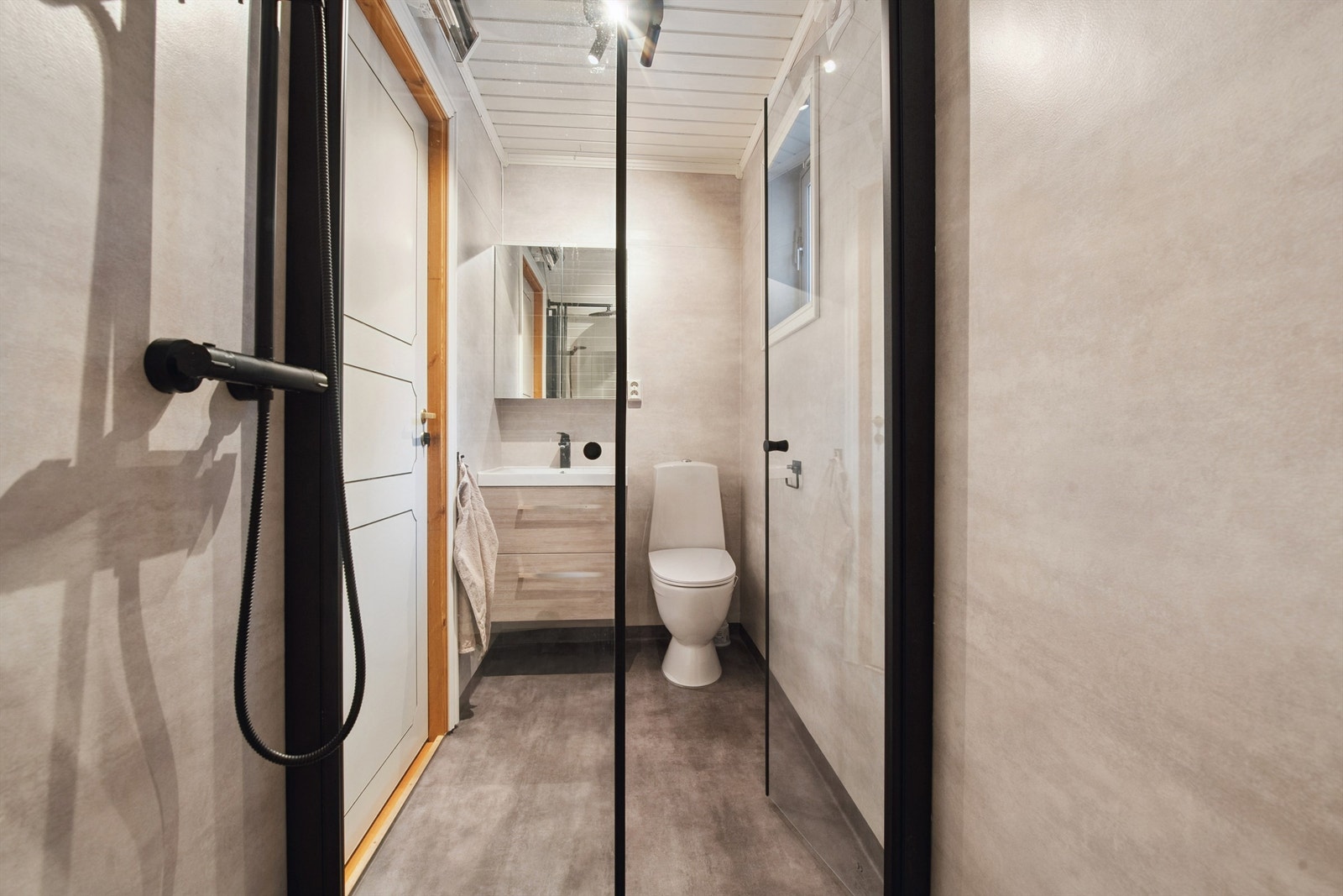 Boligens hovedbad er av nyere dato, med moderne overflater og innredning. Galleribilde