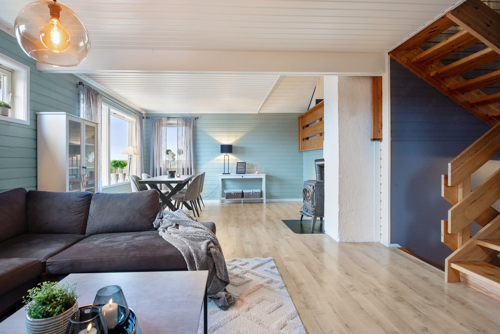 Boligen har en spennende planløsning med flere halvetasjer som skaper dynamikk og definerte soner. Galleribilde