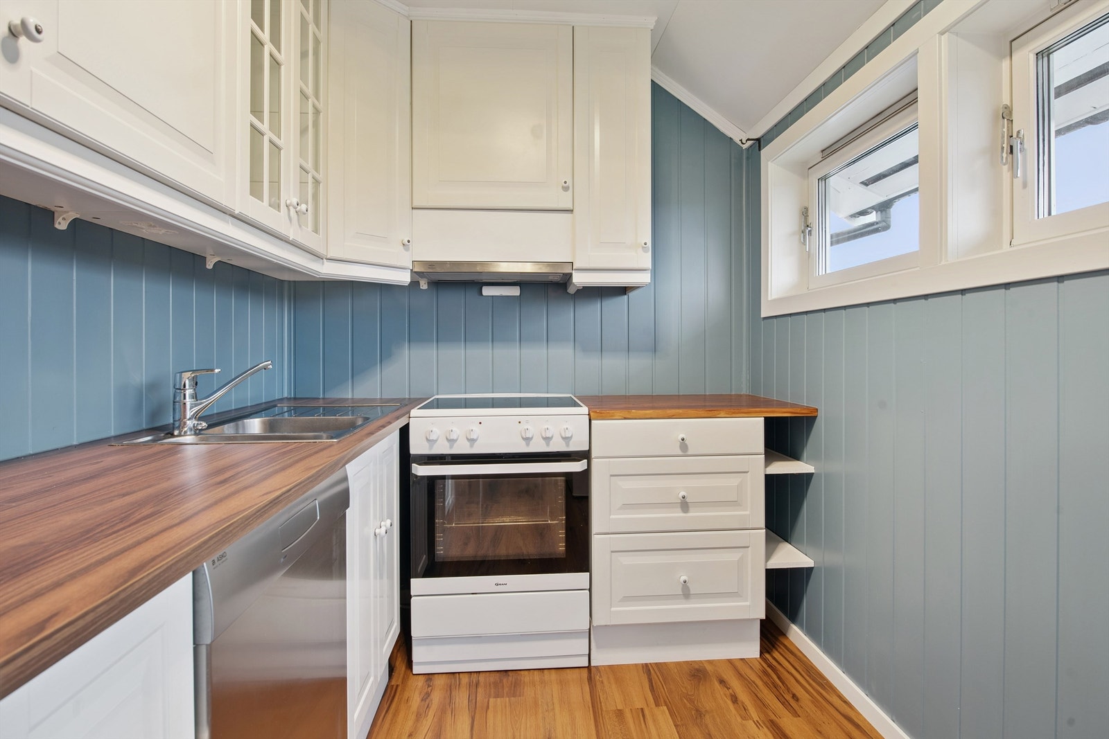 Kjøkkenet i utleiedelen er funksjonelt med nødvendige hvitevarer og skapplass. Galleribilde