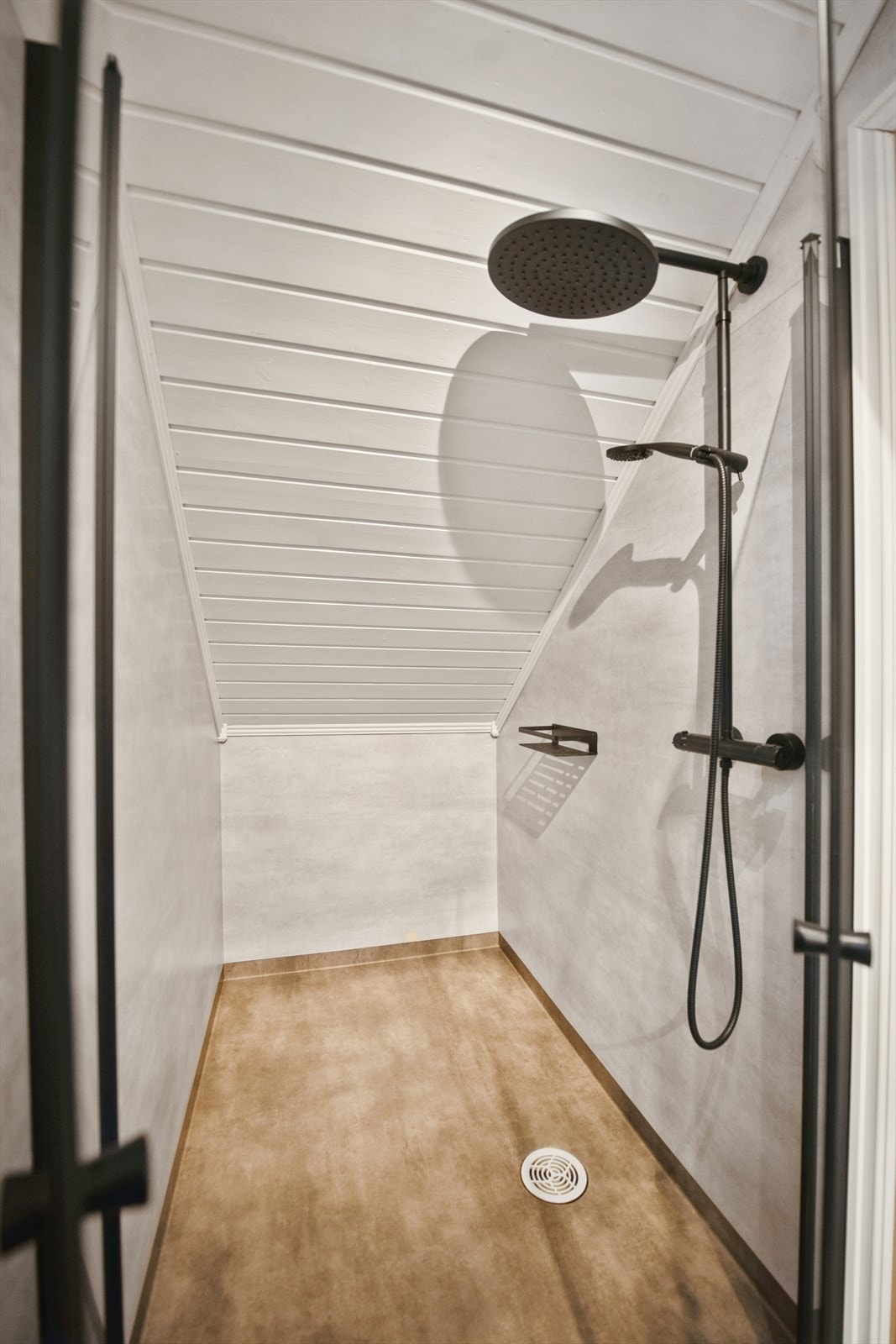 Badet er utstyrt med en takdusj for økt komfort. Galleribilde