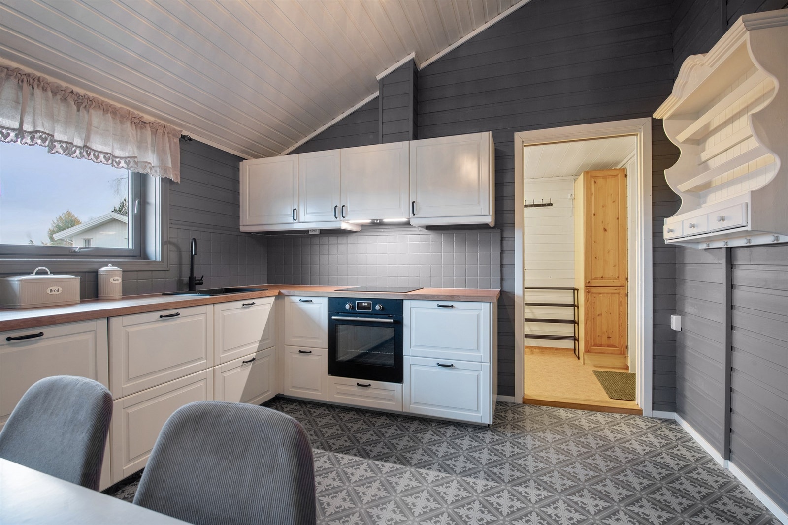 Fra kjøkkenet er det enkel adkomst videre til entré og vaskerom. Galleribilde