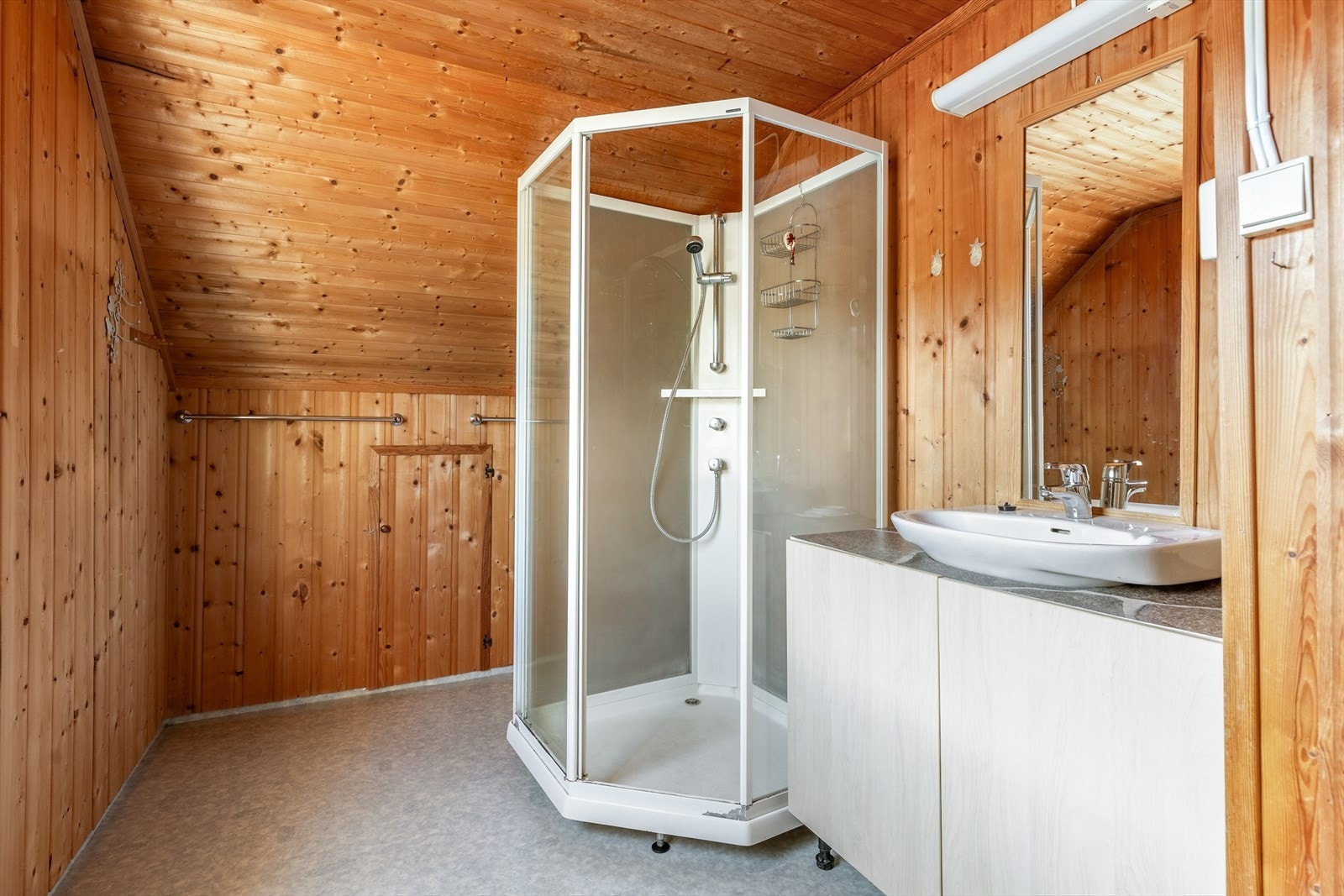 Bad med dusjkabinett, vask og toalett Galleribilde