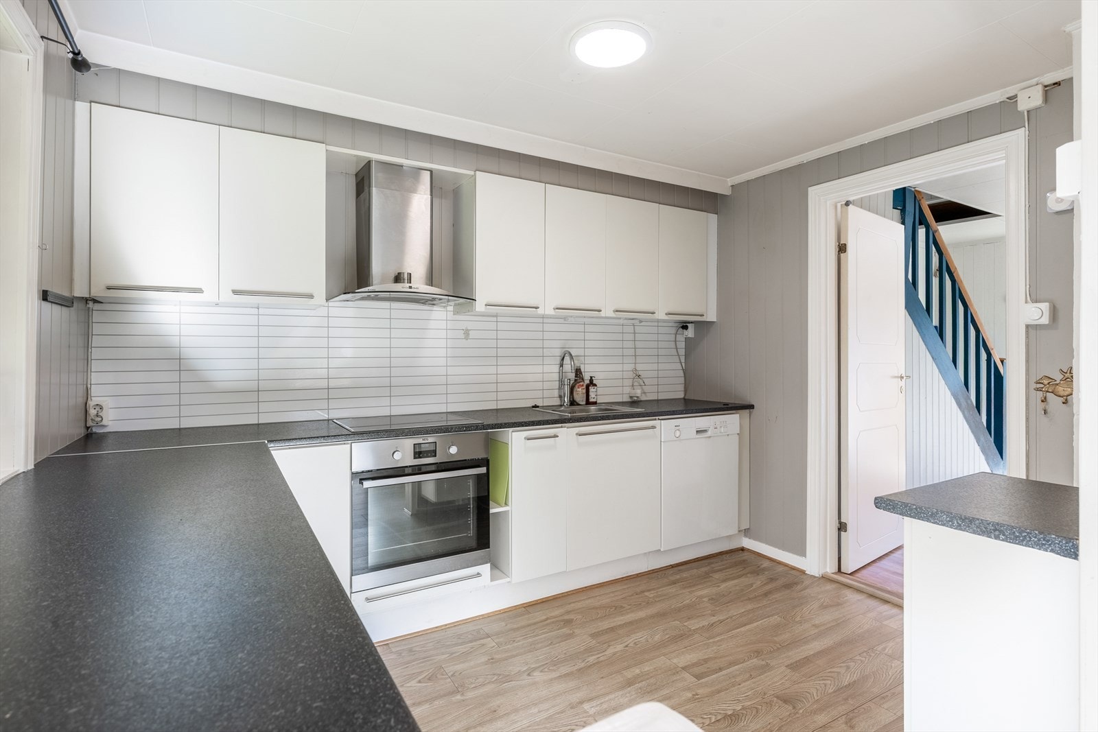 Kjøkkenet har godt med skap - og benkeplass Galleribilde