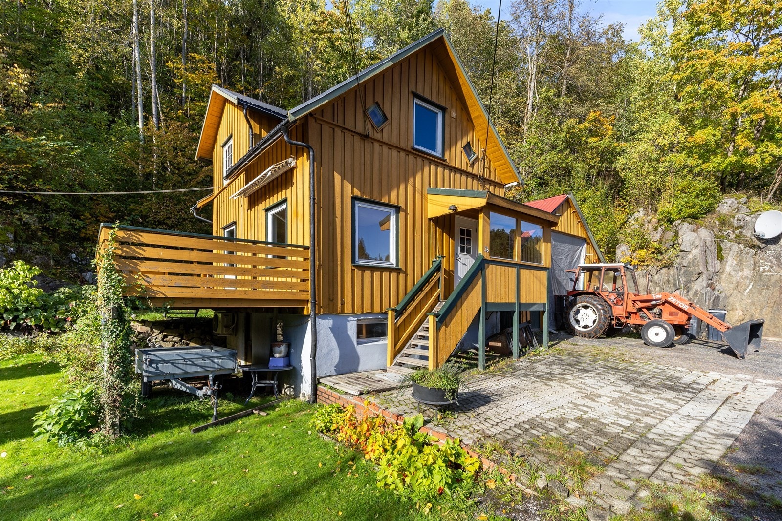 God med parkering i tunet Galleribilde