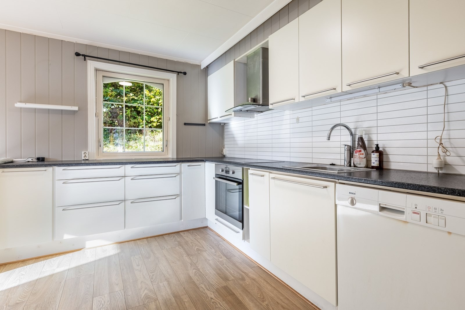 Kjøkken med delvis integrerte hvitevarer Galleribilde