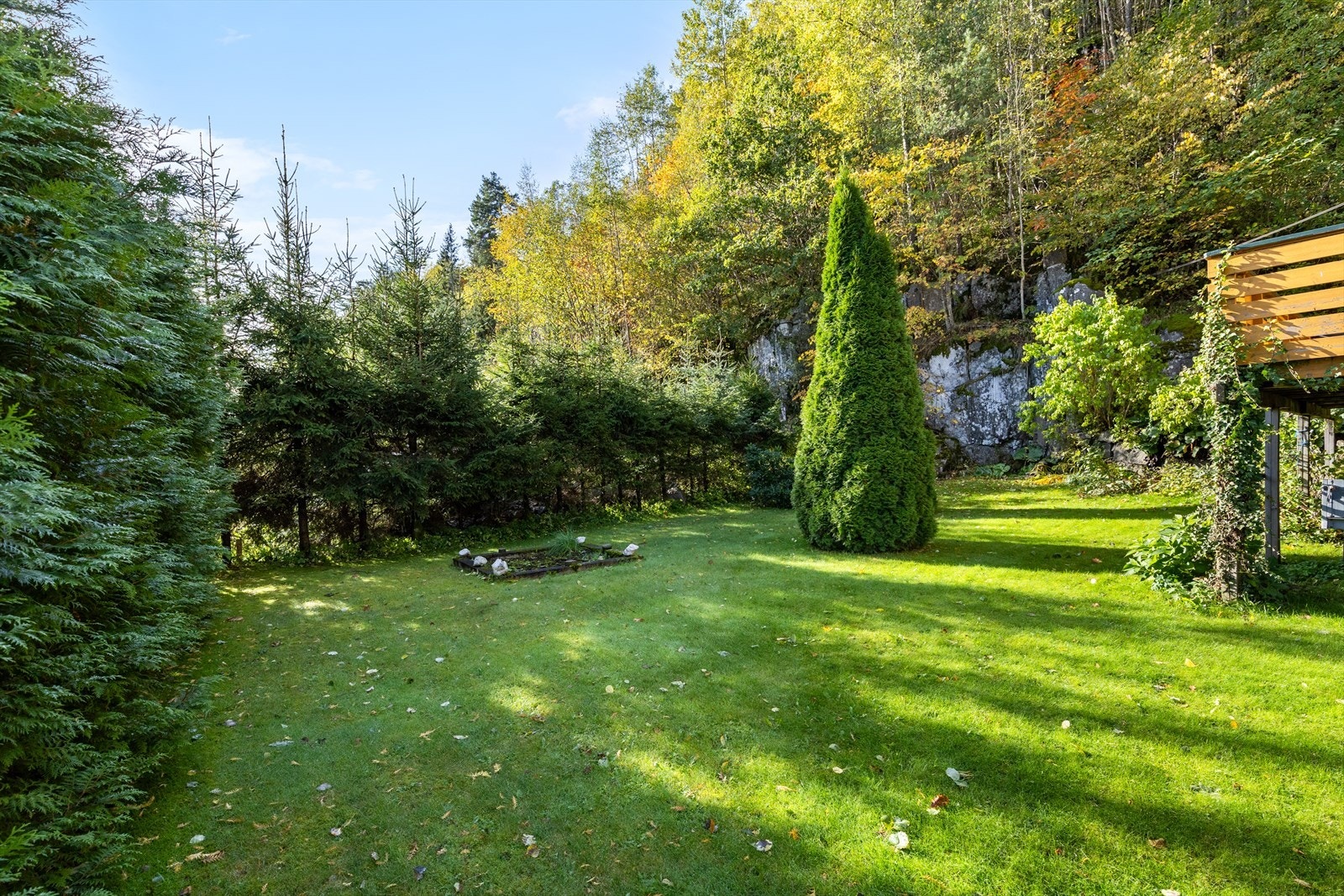Hagen er skjermet med hekk mot veien Galleribilde