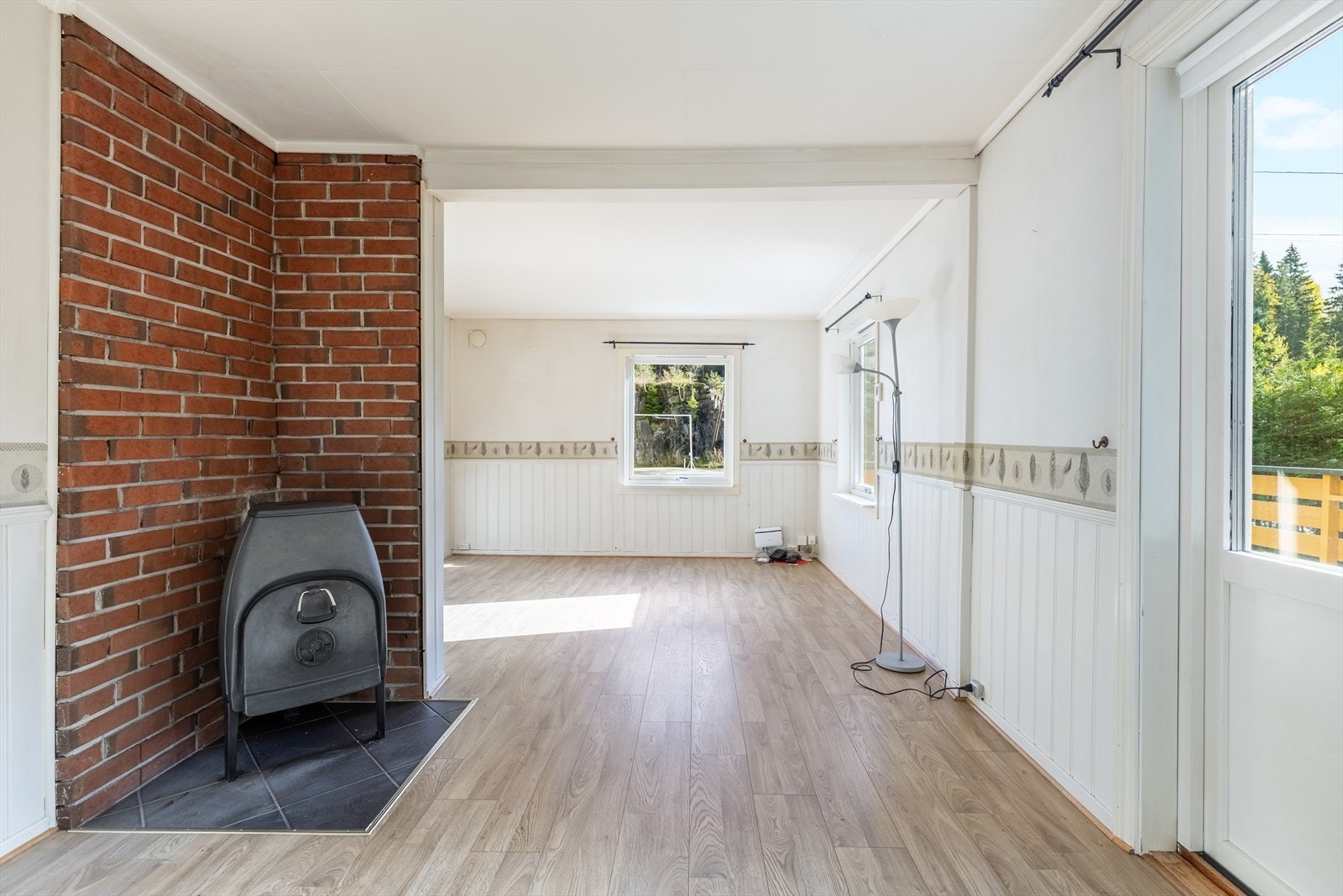 Stue med to soner, en tv-stue og en spisestue Galleribilde