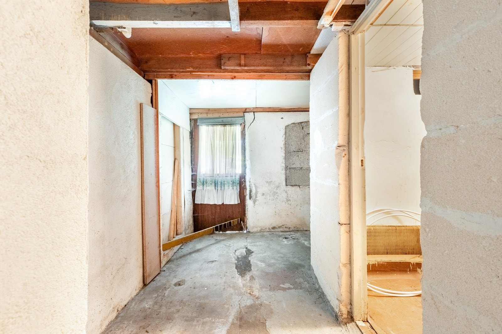 Kjeller med utgang Galleribilde