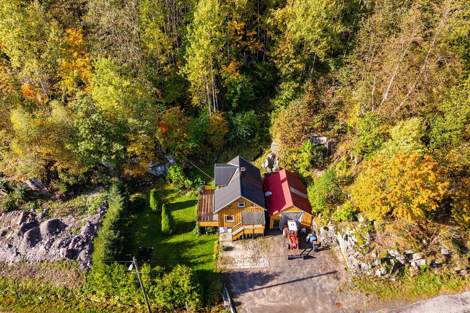 Dronebilde over eiendommen Galleribilde