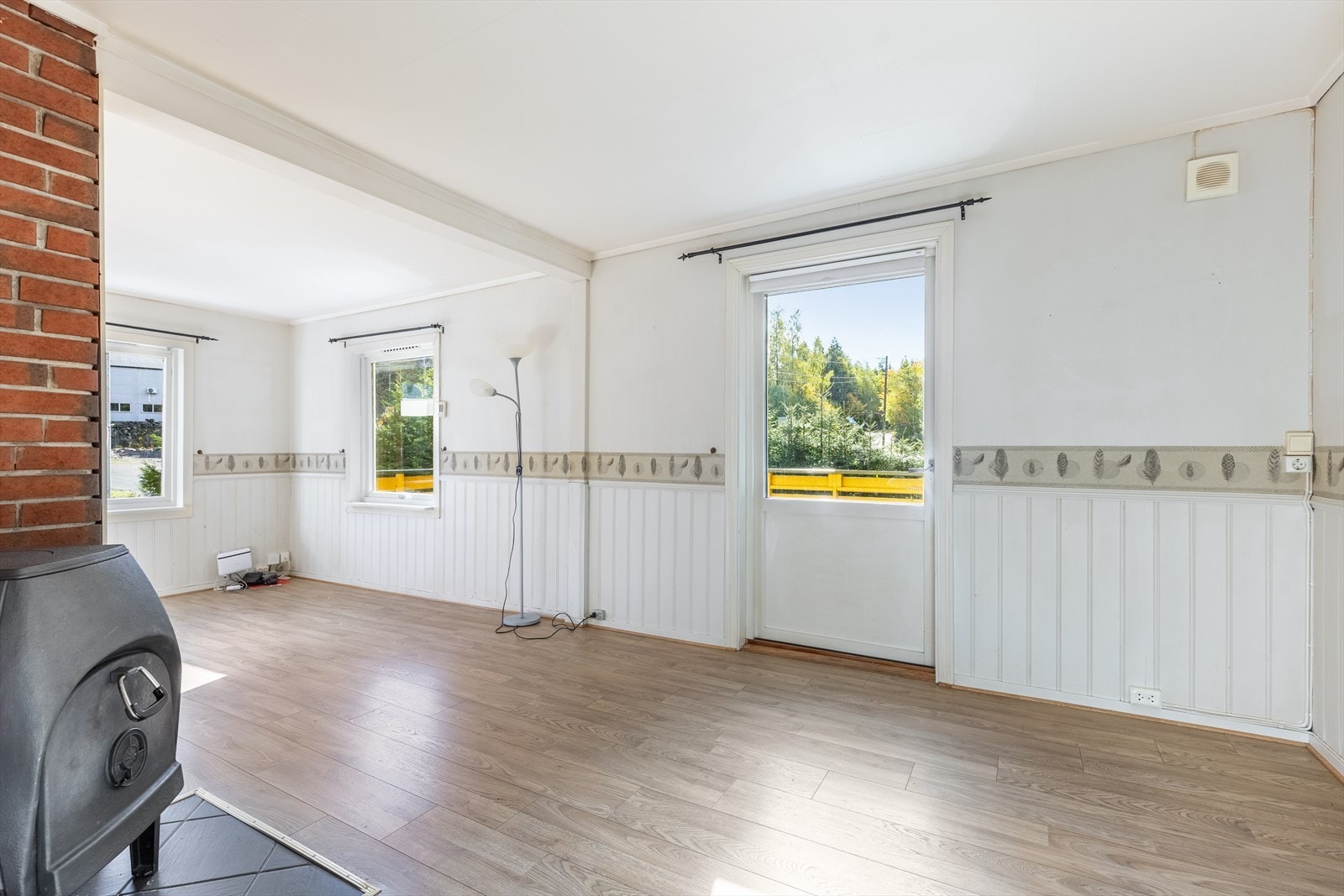 Lys og fin stue med vedovn og varmepumpe for oppvarming Galleribilde