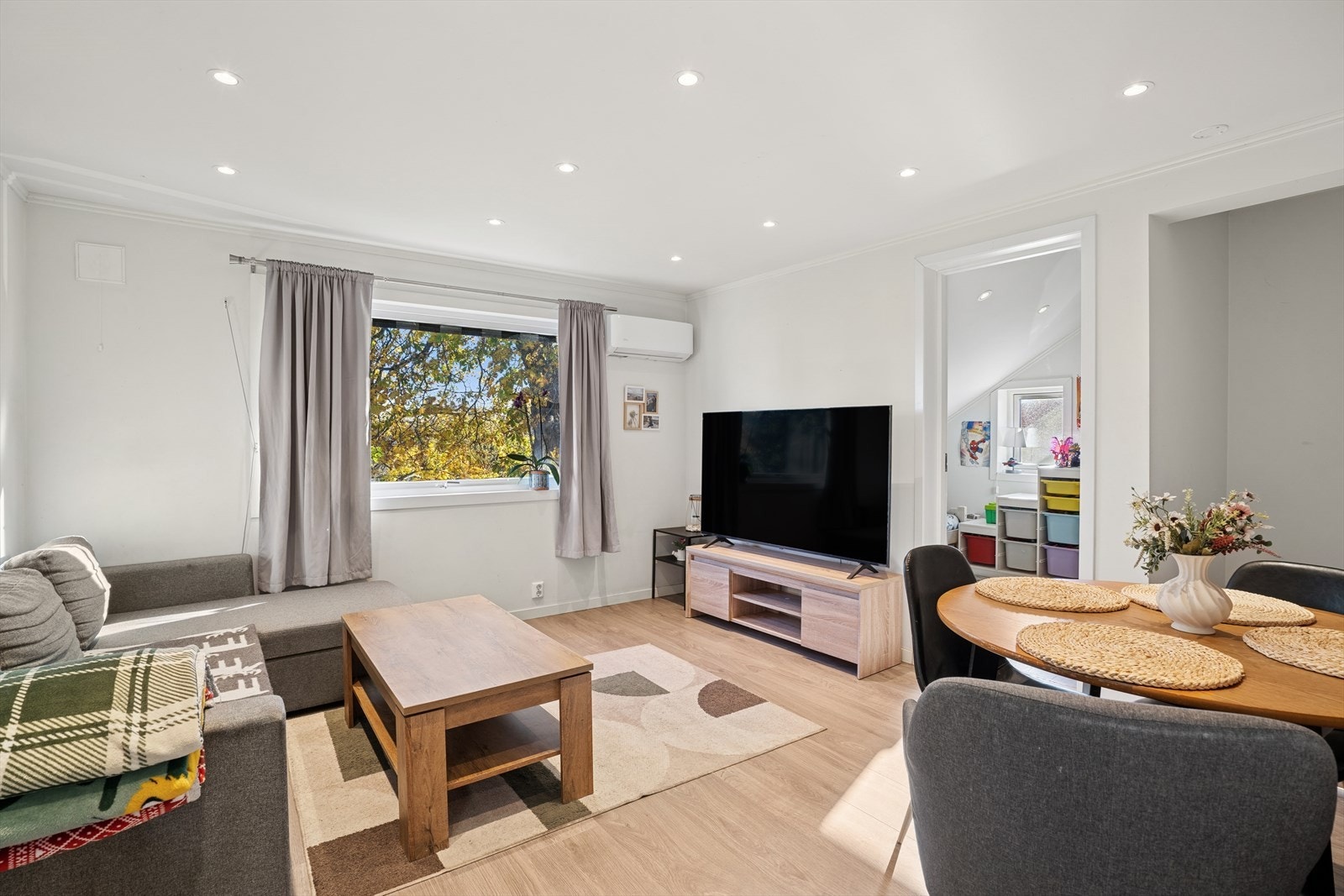 Leiligheten i 2.etasje har en lys stue som er arealeffektiv med plass til både sofagruppe og spisebord. Galleribilde