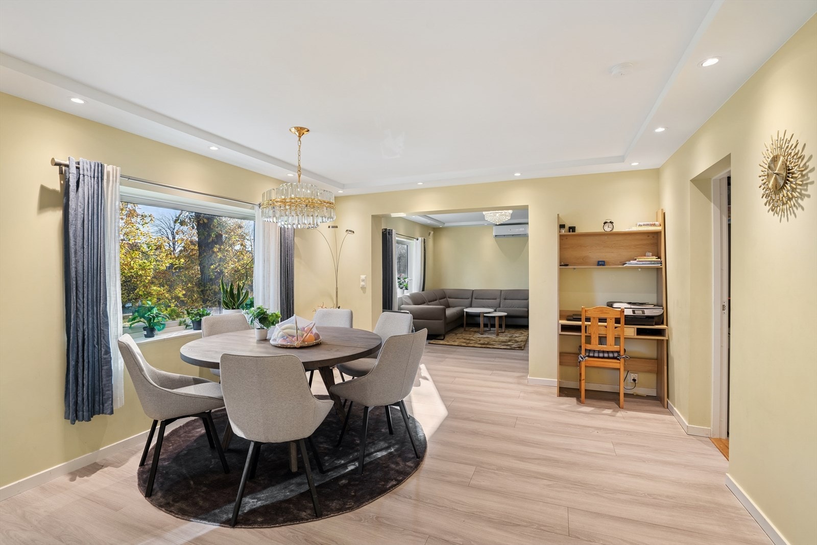 Stuen er lys og trivelig med plass til flere møbleringsmuligheter for å skape den stuen du selv ønsker. Galleribilde