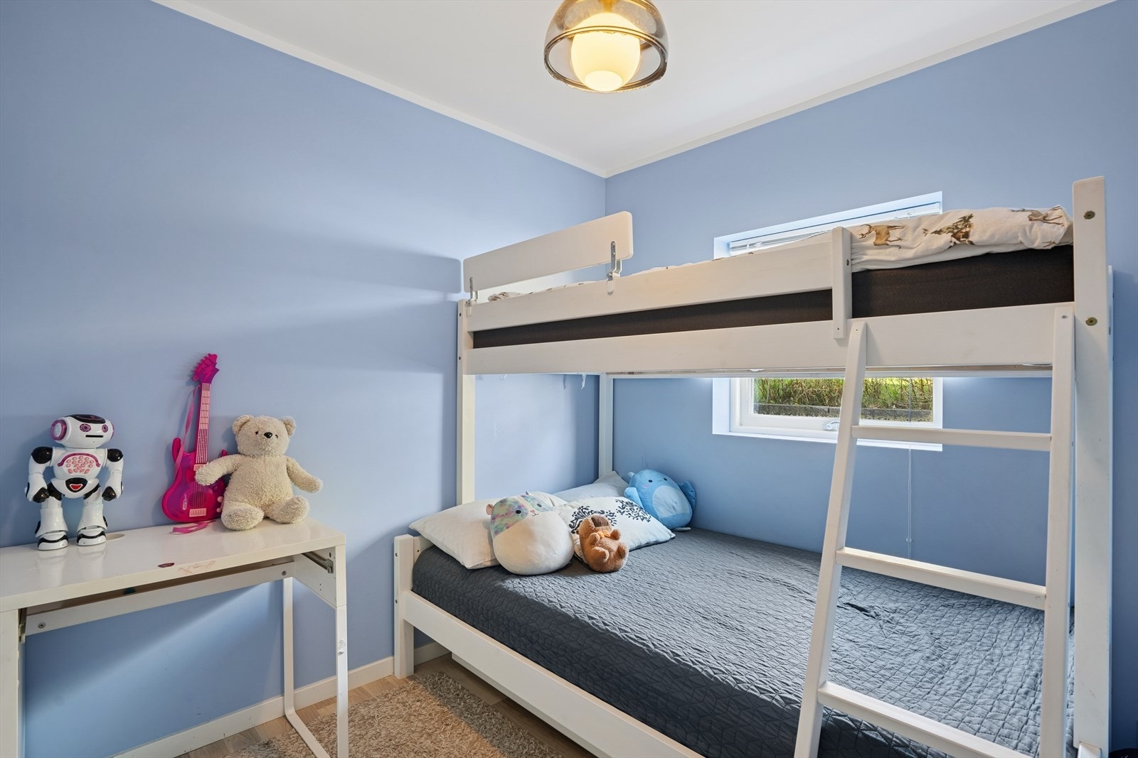 Boligen er innredet med tre soverom, alle med plass til sent, tilhørende møblement og oppbevaring. Galleribilde