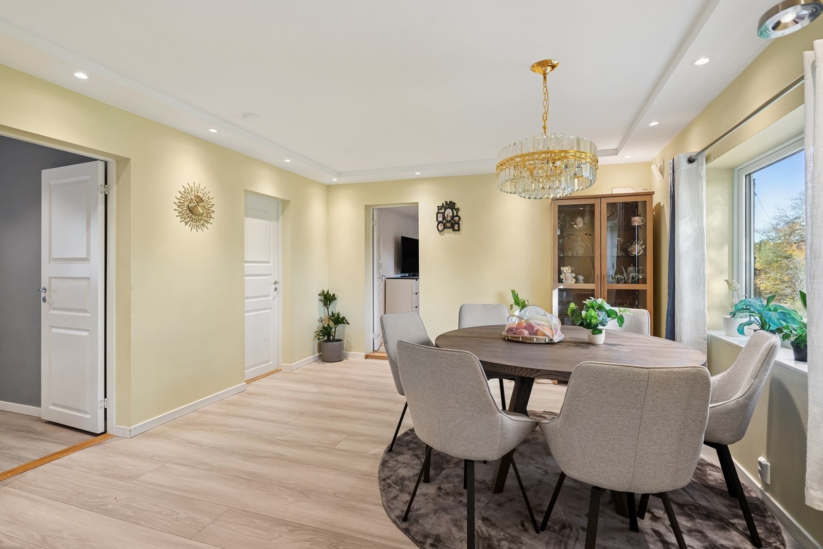 I tilknytning til kjøkkenet, kan spisebord enkelt plasseres. Galleribilde