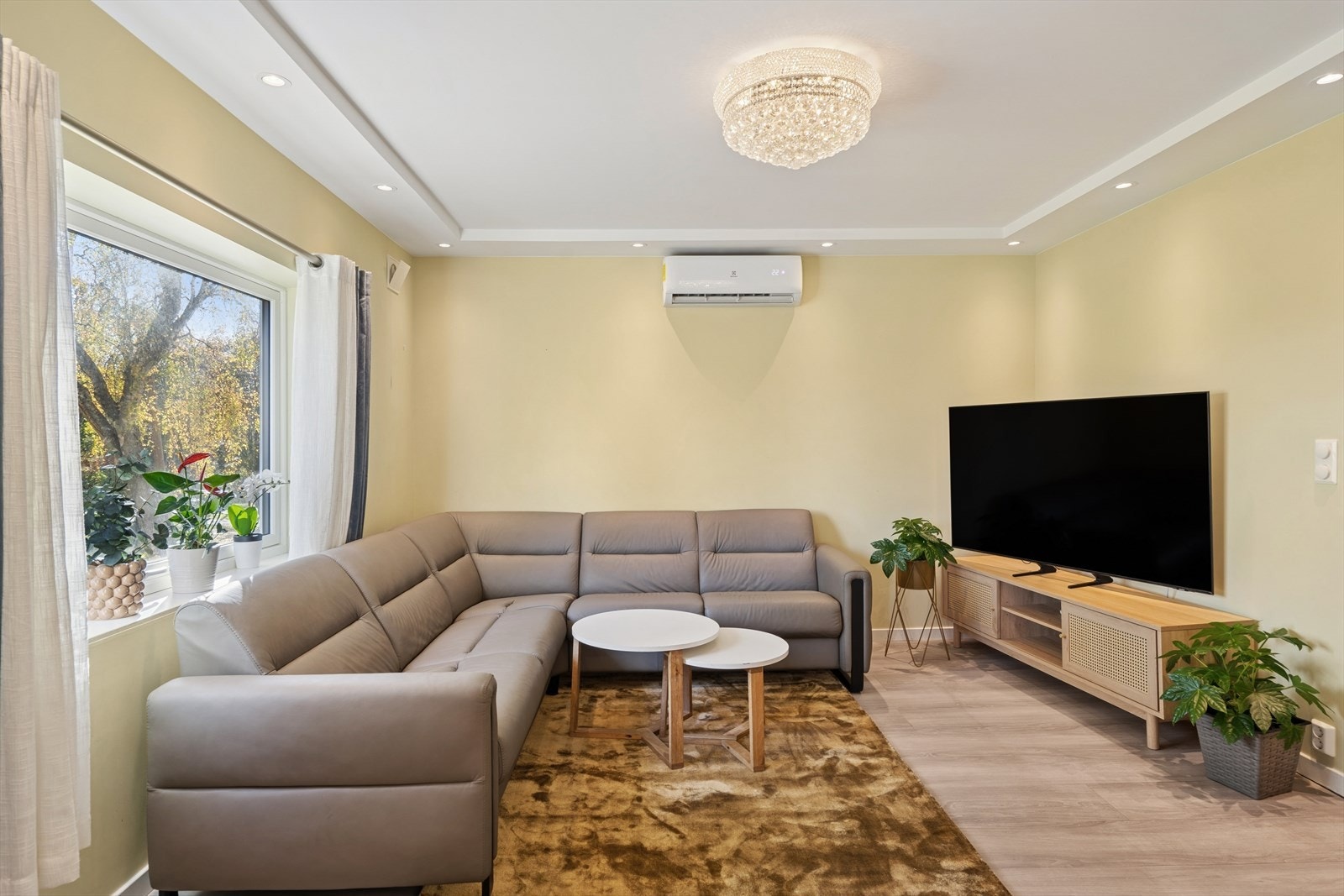 Stuen har slettmalte vegger, pent laminatgulv og ramme av spotlights i tak - alt nytt i 2024/25. Galleribilde