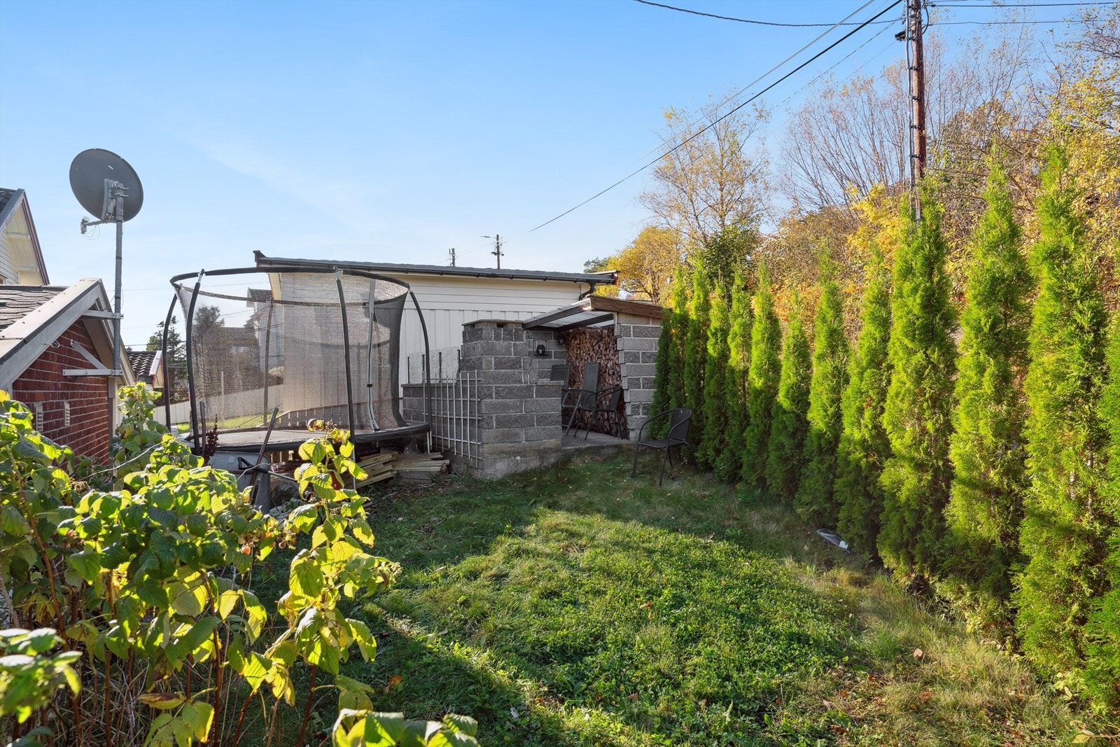 Det er en hageflekk på en side av tomten hvor det er støpt en platting med overbygget levegg av lecastein og utepeis. Galleribilde