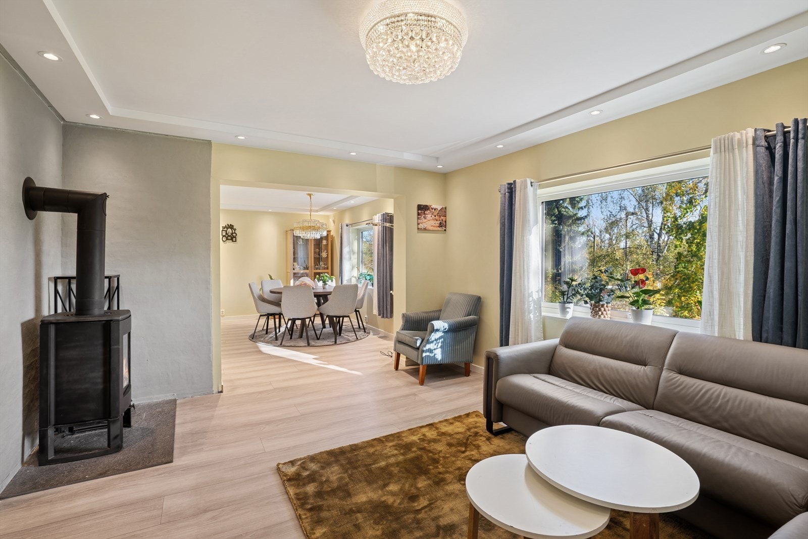 I stuen er store vindusflater som slipper inn mye naturlig lys og skaper en god atmosfære i rommet. Galleribilde