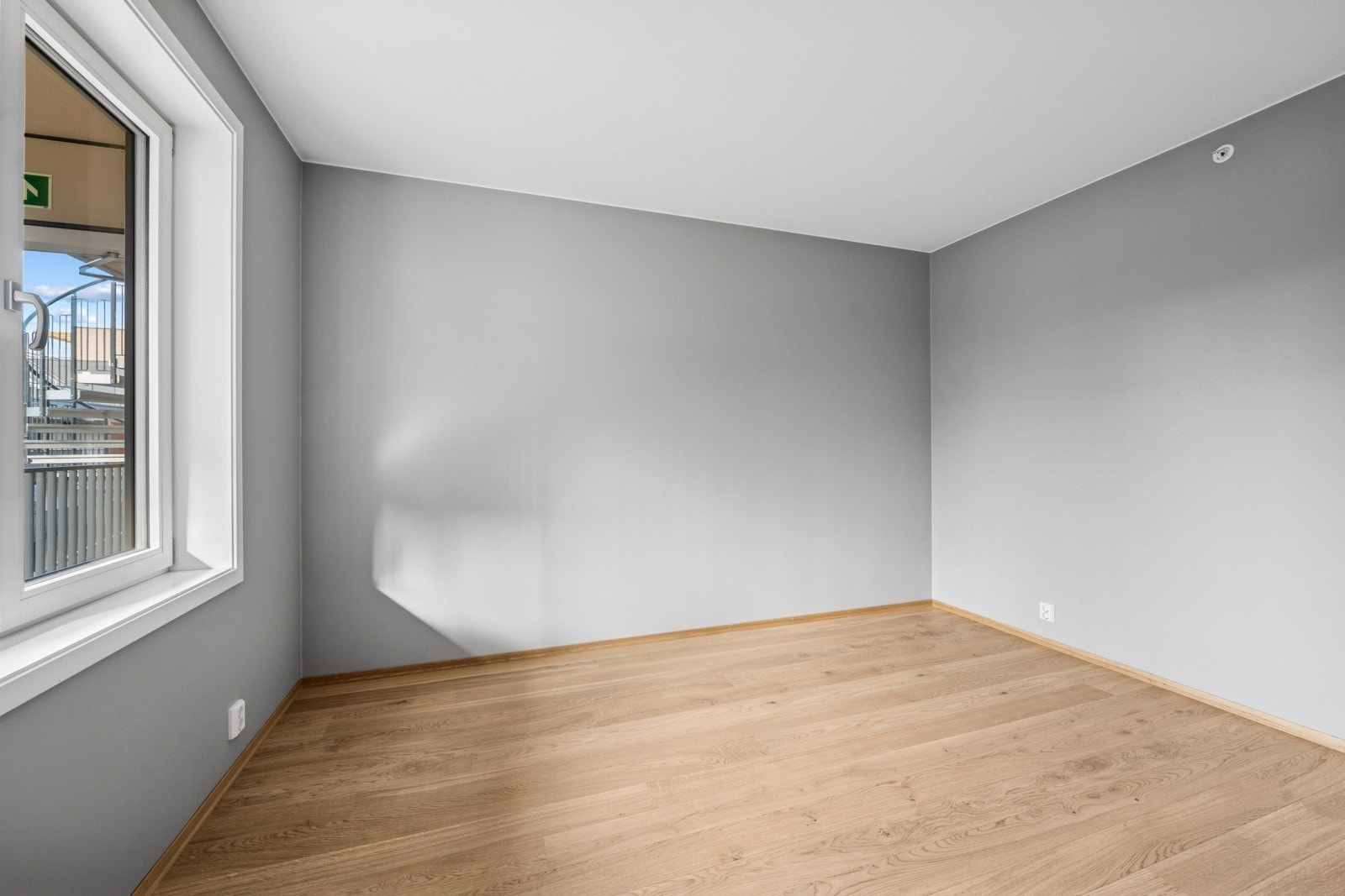 Det er god plass til både dobbeltseng og garderobeskap. Galleribilde