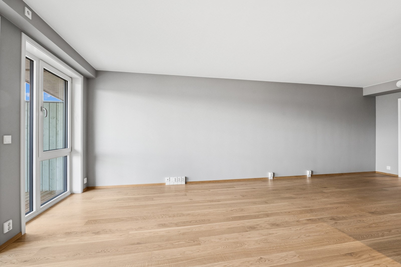 Stuen er romslig og har god plass til å innrede både sofagruppe og spisebord. Galleribilde