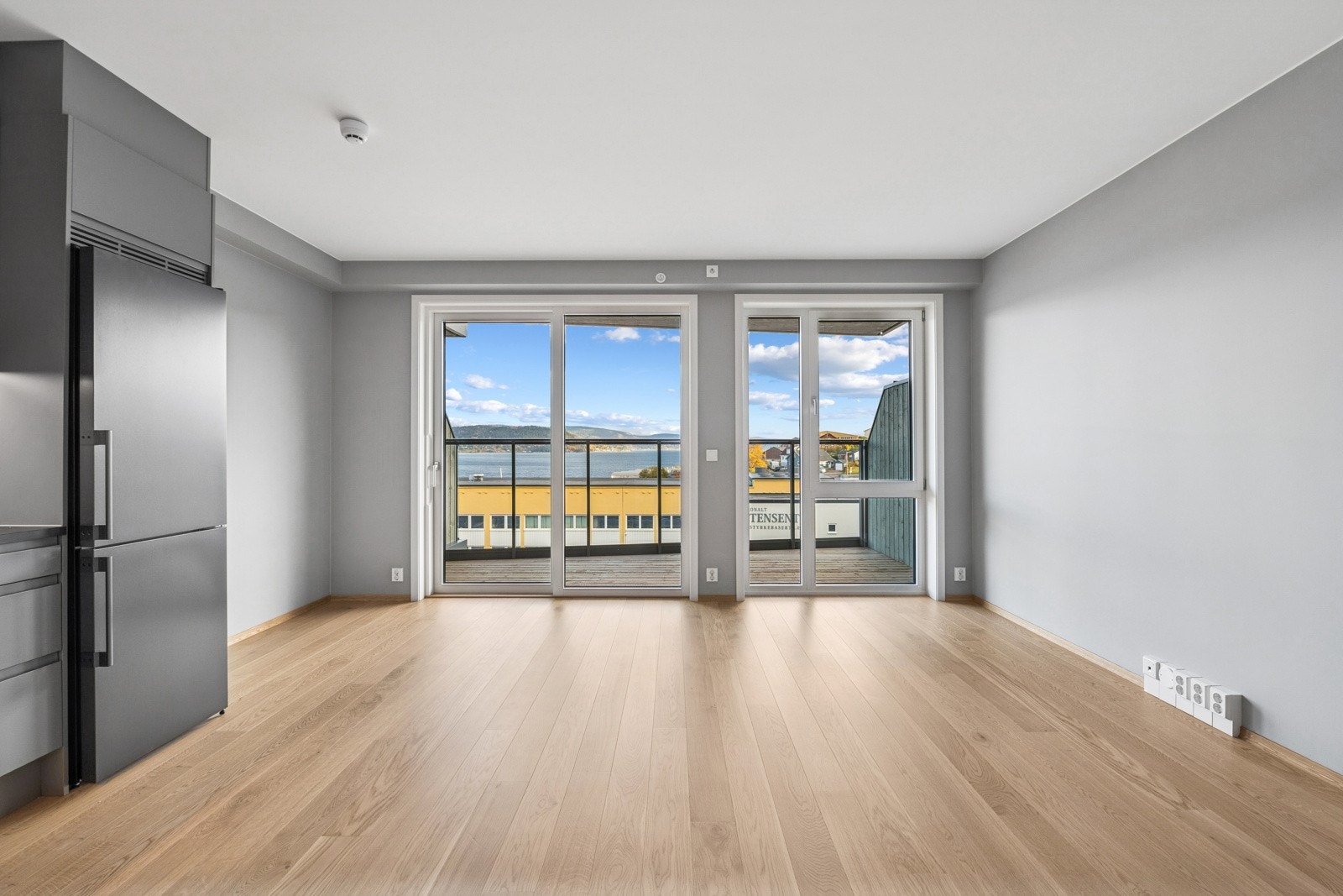 Her har du en åpen stue- og kjøkkenløsning med direkte utgang til balkong. Galleribilde