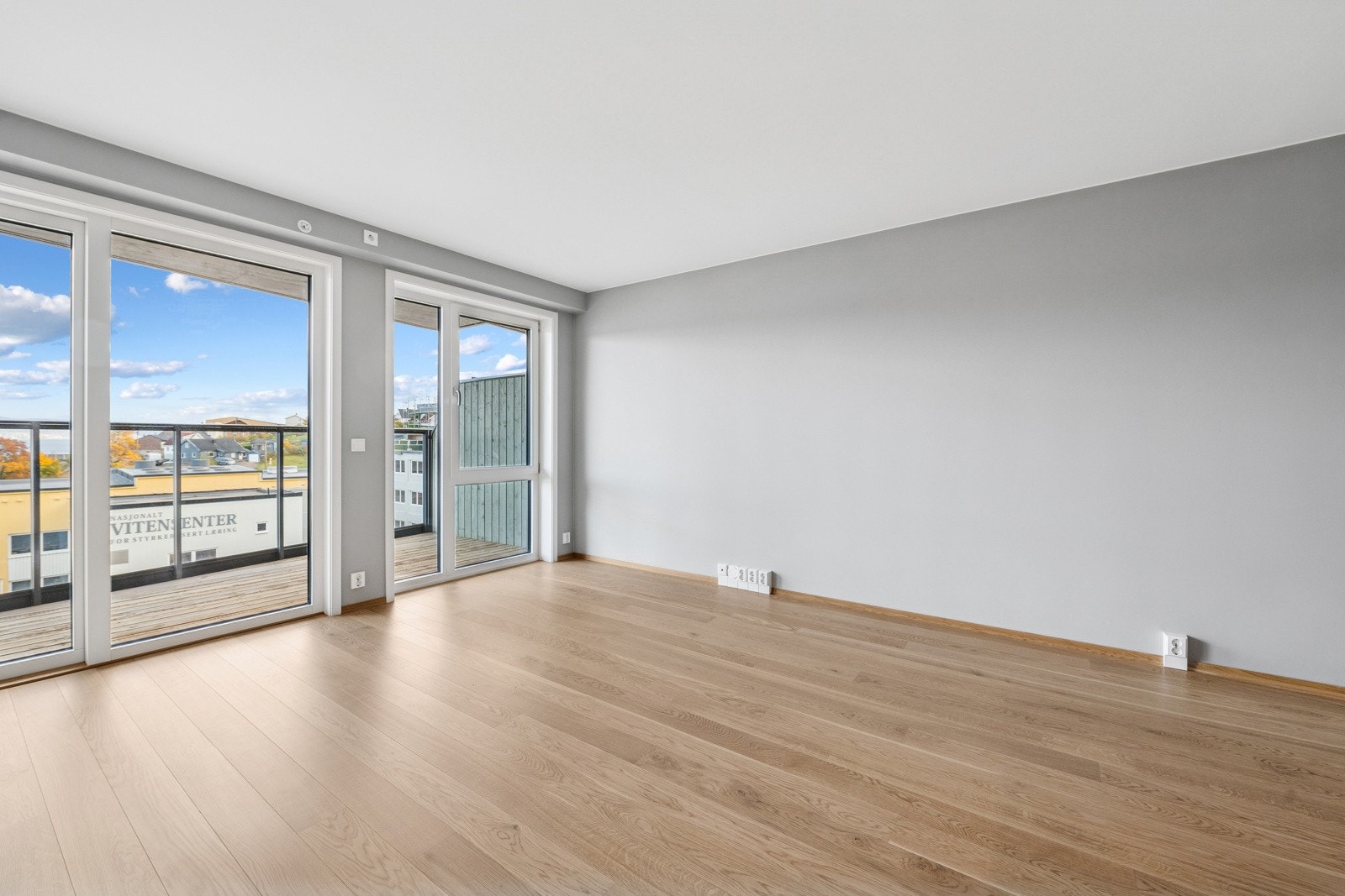 Store vindusflater i stuen som slipper inn godt med naturlig lys. Galleribilde