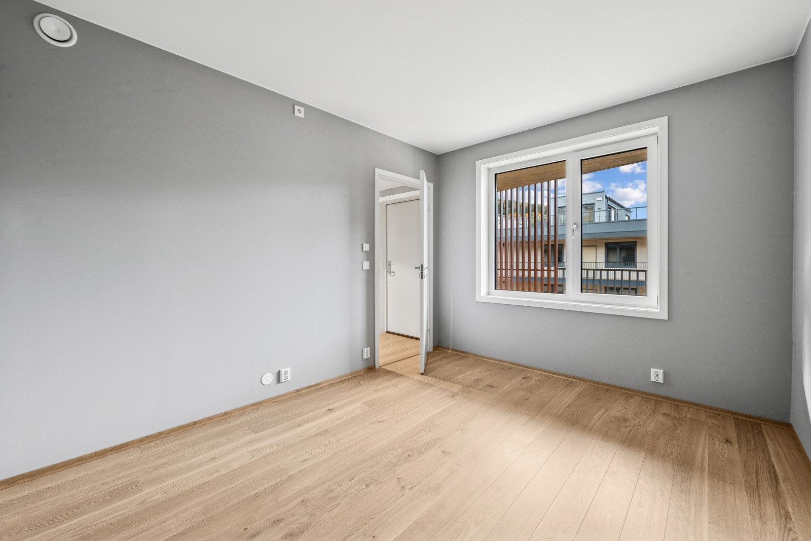 Lyst og romslig soverom med store vinduer som slipper inn godt med dagslys. Galleribilde