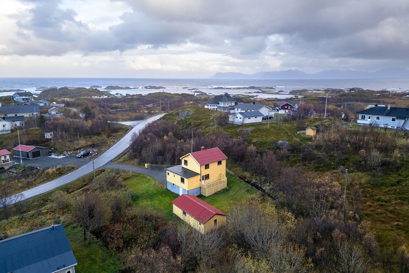 Eiendommen ligger i landlige omgivelser med spredt bebyggelse på Stø i Øksnes. Galleribilde