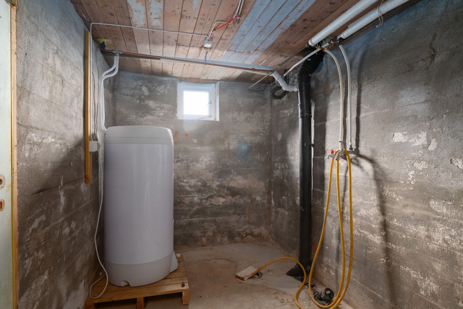 Uinnredet kjellerrom. Varmtvannsbereder fra 2023 er på ca. 200 liter. Galleribilde