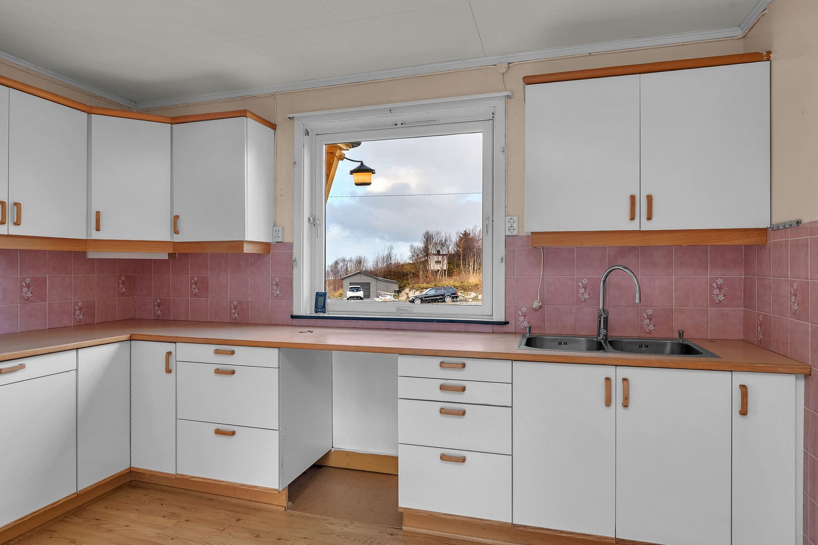 Funksjonelt kjøkken av eldre dato, med opplegg for frittstående hvitevarer. Galleribilde