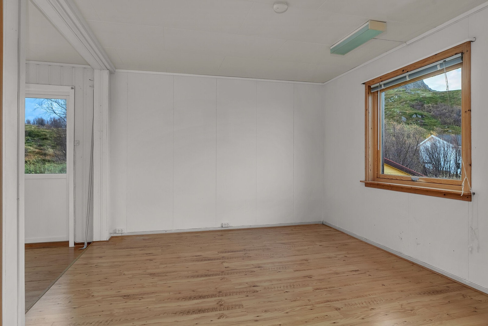 Stuen er meget romslig, og dermed et godt utgangspunkt for møblering av flere sosiale soner. Galleribilde