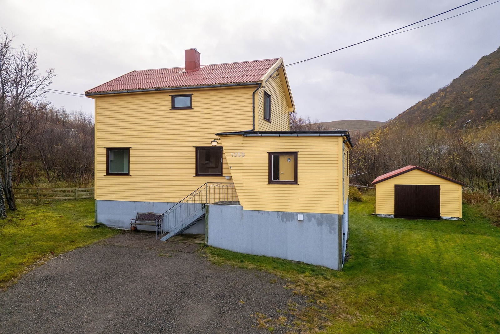 Boligen ble oppført i ca. 1953 og er stedvis fornyet etter byggeår, men det kan forventes moderniseringer og vedlikehold. I tillegg er det oppført garasje/uthus fra ca. 1979. Galleribilde