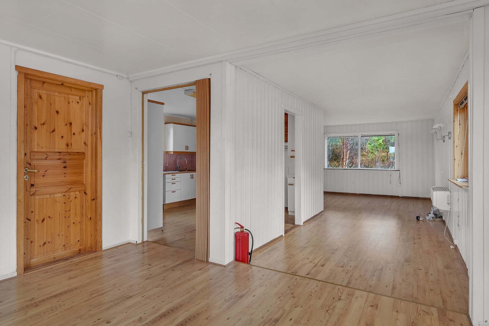 Stue og kjøkken er adskilt, noe som gir tydelig skille mellom matlagingssone og andre oppholdssoner. Galleribilde