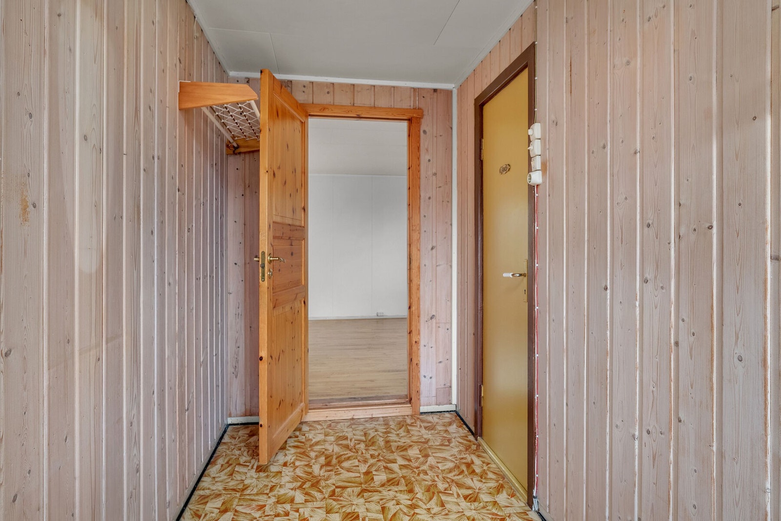 Fra entréen er det adkomst til bad/vaskerom, bod og videre inn til stuen. Galleribilde