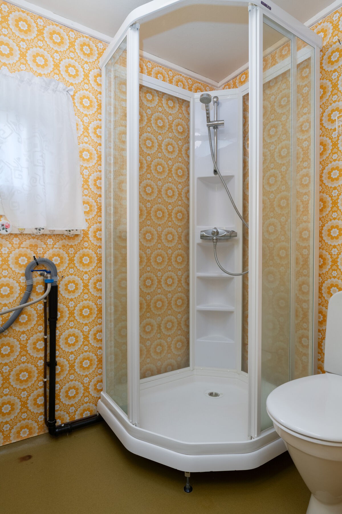 Bad/vaskerom fremstår med renoveringsbehov. Galleribilde